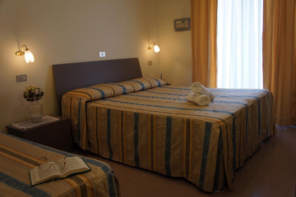 Hotel Solaris Джулианова Екстериор снимка