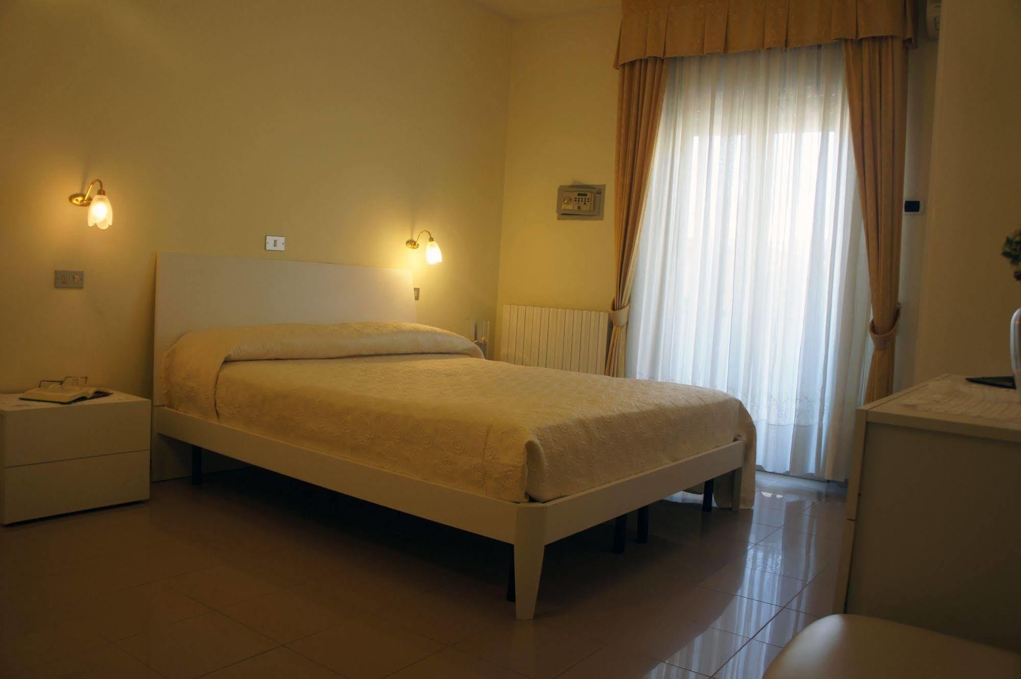 Hotel Solaris Джулианова Екстериор снимка