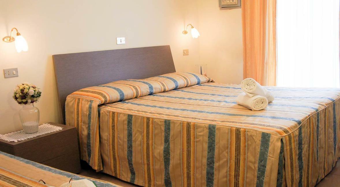 Hotel Solaris Джулианова Екстериор снимка